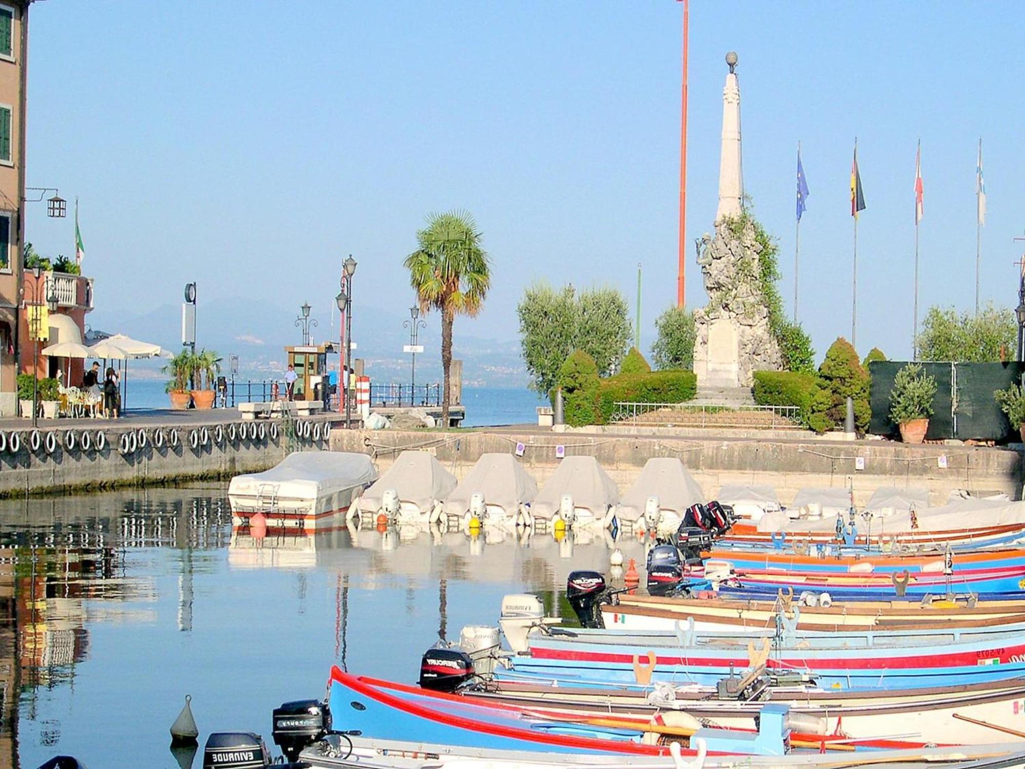 Enticing Holiday Home In Lazise With Swimming Pool Buitenkant foto